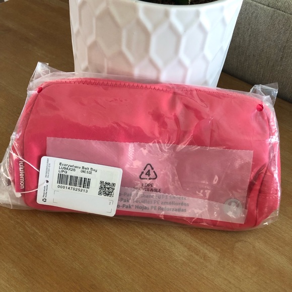Lululemon Everywhere Belt Bag 1L- LIP GLOSS - Picture 4 of 6